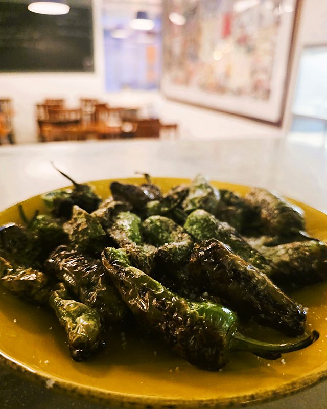 Pimentos Padrón salteados num prato amarelo