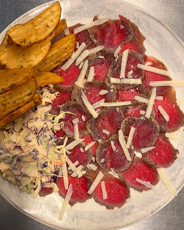 Rosbife fatiado com parmesão, batatas crispers e coleslaw