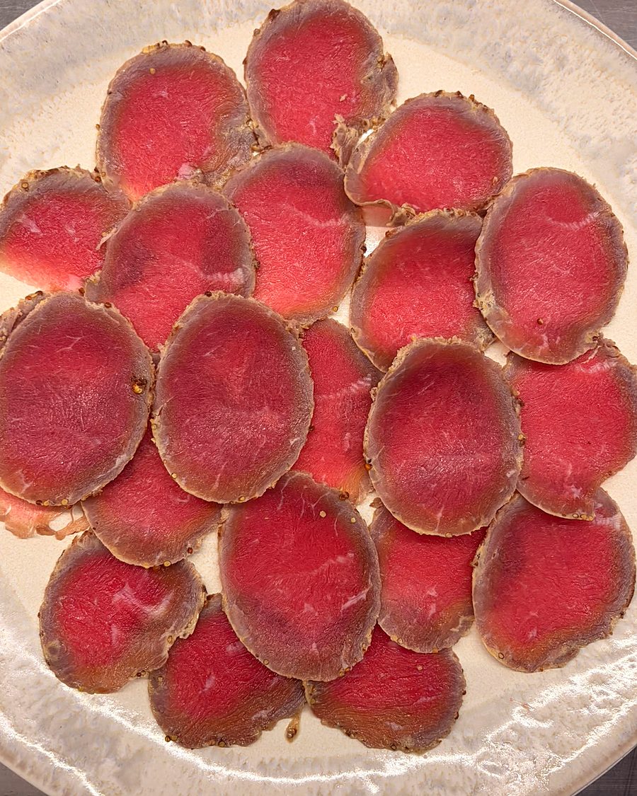 Rosbife fatiado muito fino, disposto num prato